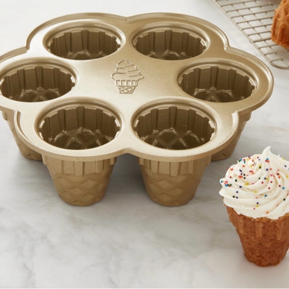 Nordic Ware Non-Stick Ice Cream Cone Cupcake Pan. 4.5 cups. Made in USA. - Picture 3 of 11